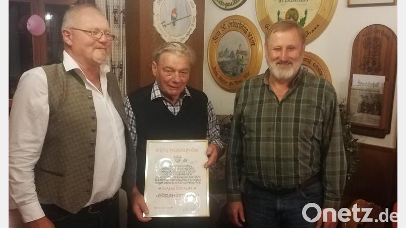 Die Naabtalschützen Unterköblitz ernannten Ihren Vereinswirt Hans Braun an seinem 80. Geburtstag zum Ehrenmitglied: (von links) Schützenmeister Karl Eckert, Ehrenmitglied Hans Braun und zweiter Schützenmeister Josef Appl. Bild: slh