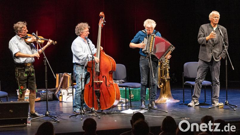 Christoph, Karl und Michael Well (von links) bei ihrem gemeinsamen Auftritt mit Gerhard Polt (rechts) aus Anlass des 80. Geburtstags von Eckhard Henscheid im Amberger Stadttheater. Bild: chl