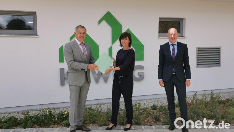 Über die Rückgabe der Bürgschaft für die Kewog freuten sich (von links) Landrat Roland Grillmeier, Prokuristin Marion Scharnagl-Neid und Geschäftsführer Bernd Büsching. Bild: Kewog/exb