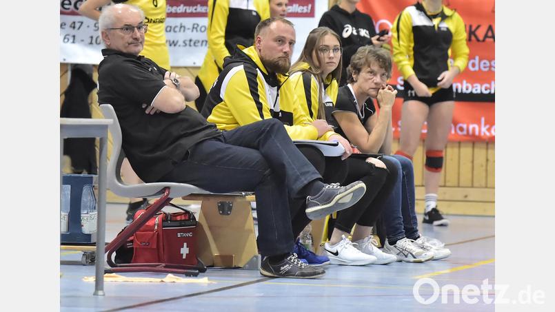 Mit einem hart erkämpften Punkt startete das Team von Hahnbachs Trainer Sigi Meier (links) in die neue Regionalliga-Saison. Archivbild: Hubert Ziegler