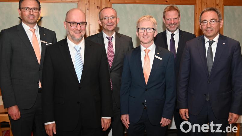 Das Führungssextett der Raiffeisenbank Hirschau mit (von links) Vorstandssprecher Michael Hirmer, die Aufsichtsräte Dieter Kohl und Martin Nagler, Vorstand Klaus Wild und den Aufsichtsräten Alwin Märkl und Liborius Gräßmann. Bild: gf