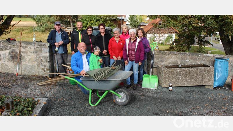 Helferinnen und Helfer haben einen kleinen Beitrag dazu geleistet, den Friedhof im Herbst von Laub und Unkraut zu säubern. Bild: soj