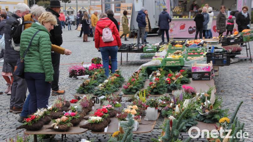 Vor allem Grabgestecke waren der Verkaufsrenner beim "Markttag zu Maximilian" am Sonntag in Waldsassen. Bild: kro