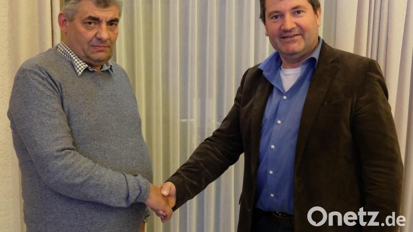 Hermann Nickl (links) ist neues Gemeinderatsmitglied für die CSU. Nach der Eidesformel begrüßt Bürgermeister Alexander Goller den Landwirt aus Rosamühle im Kreis des Kollegiums mit Handschlag. Bild: do