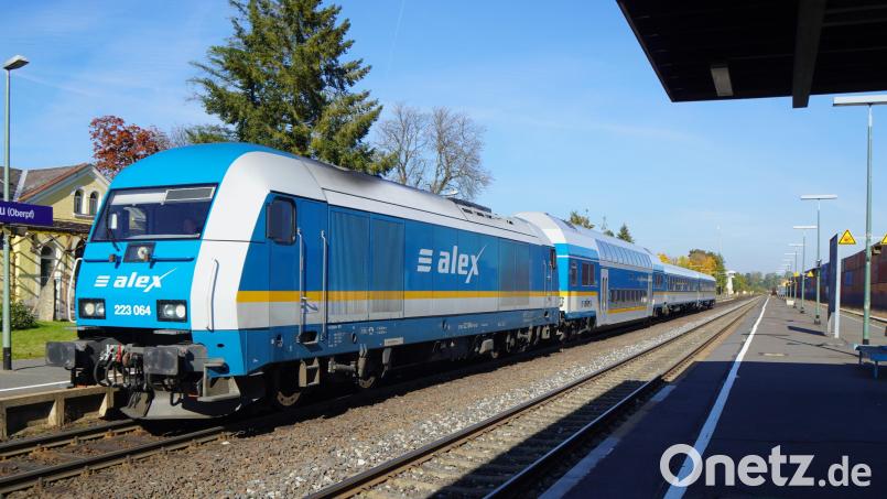 Noch immer fahren die Züge auf der Strecke von Hof nach Regensburg mit Dieselloks. Wann die Elektrifizierung kommt, konnte auch Matthias Trykowski, Leiter des Bahnausbaus Nordostbayern, den Kreisräten in der Sitzung nicht sagen. Bild: Eger