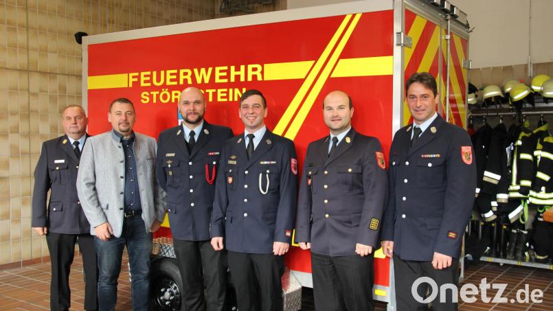 Der neue Mehrzweckanhänger der Störnsteiner Feuerwehr wurde am Samstag in Dienst genommen. Darüber freuen sich Kreisbrandmeister Thomas Weidner, Kreisbrandrat Marco Saller, Kommandant Marius Schmid, Vorstand Johannes Meiler, Bürgermeister Markus Ludwig und Kreisbrandinspektor Martin List (von rechts). Bild: prh