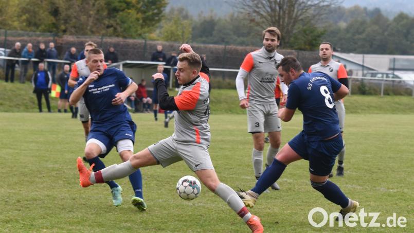 Der Fuchsmühler Julian Heider (blaues Trikot, Nummer 8) zieht ab, der Friedenfelser Fabian Bernhard versucht den Ball zu blocken. Die SG Fuchsmühl gewann das Steinwald-Derby beim TSV Friedenfels mit 2:1. Bild: gb