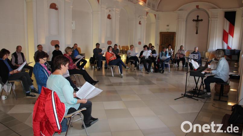 Gut besucht war die zweitägige Chor-Werkstatt in der Aula des Klosters Waldsassen, rechts am Keyboard Kathi Stimmer-Salzeder Bild: kro