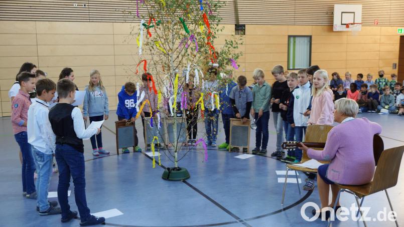 Gstanzl über das Personal hatte die 4. Klasse parat. Als begleitende Musikinstrumente wurden alte Waschbretter eingesetzt. Bild: bkr