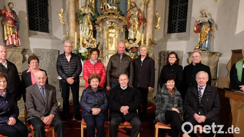 Pfarrer Wilfried Römischer (rechts) feierte mit den Paaren, die vor 55, 50 und 45 Jahren vor dem Traualtar standen, in St. Johannes Baptista einen Gottesdienst. Bild: le