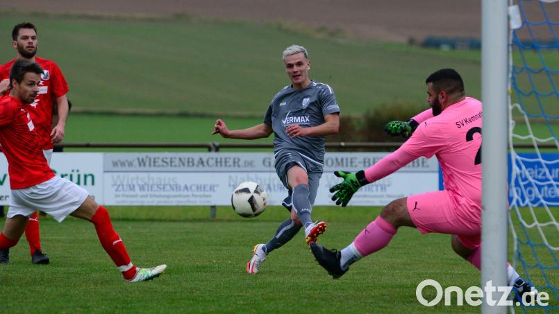 Matthias Plödt (Mitte) lässt den Kemnather Torwart keine Chance. Das 2:0 bedeutete den Endstand im Spiel zwischen dem SV Diendorf und dem SV Kemnath am Buchberg. Bild: ham
