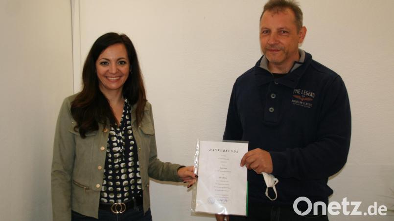 Bürgermeisterin Margit Bayer (links) gratulierte Ralph Striegl (rechts) zum 25. Dienstjubiläum. Bild: fpoz