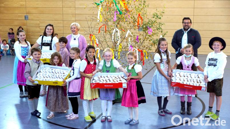 Kirwa-Kaichla für jeden Schüler. Dem Tag entsprechend waren die Kinder gekleidet. Bürgermeister Thomas Kaufmann (hinten, rechts) kam als richtiger Kirwabursch. Ihm stand Rektorin Gudrun Lehner (hinten, Dritte von links) in nichts nach. Bild: bkr