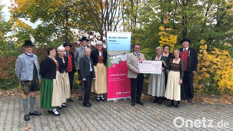 Der Trachtenverein Schwarzenfeld hat 500 Euro für das Bruder-Gerhard-Hospiz in Schwandorf gespendet. Es war der erste Spendenscheck für das geplante Johanniter-Hospiz. Bild: Maximiliane Fröhlich/exb