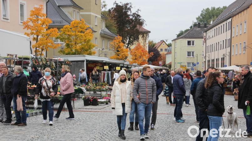 Ein Spaziergang durch die Budenstadt am Johannisplatz (Bild) und in der Prinzregent-Luitpold-Straße in Waldsassen war am Sonntag nicht die schlechteste Lösung. Bild: kro