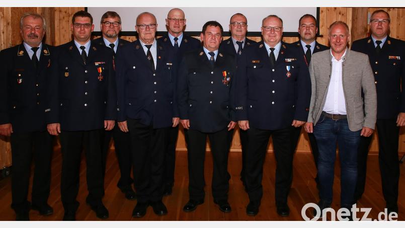 Kreisbrandrat Fredi Weiß (links) und Kreisbrandinspektor Martin Schmidt (rechts) ehren zahlreiche Feuerwehrmänner. Ihnen gratuliert auch der Schnaittenbacher Bürgermeister Marcus Eichenmüller (Zweiter von rechts). Bild: egl