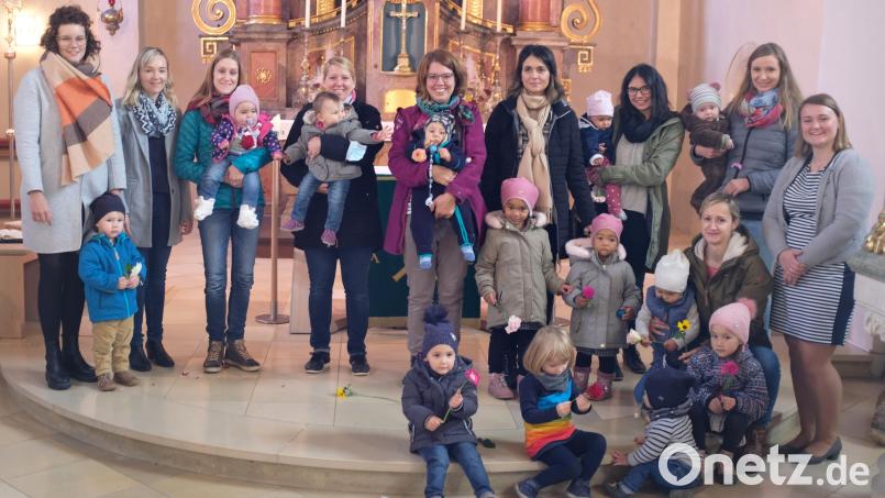 Die derzeitigen kleinen Besucher der Krabbelgruppe mit ihren Müttern beim Jubiläumsgottesdienst in der St.-Veit-Kirche Bild: no
