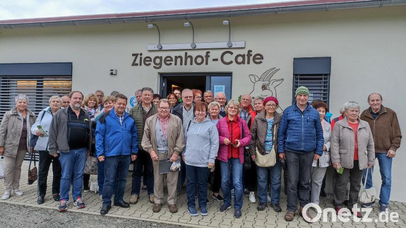 „Auf geht`s ins Ziegen-Cafe“ hieß es nach der Hofführung auf dem Ziegenhof Deß. Bild: jzk