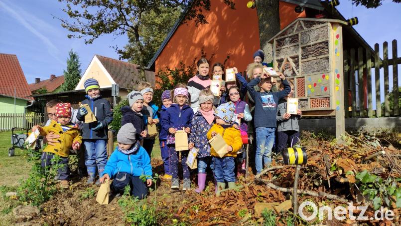 Die Jüngsten des Vereins bauten ein Winterquartier für Igel. Bild: Nadine Maier/exb