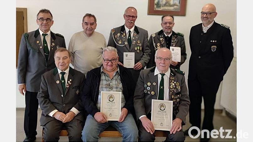 Die Neunkirchener Schützen ehren ihre Mitglieder mit (stehend, von links) Albert Riedl, Georg Weidner, Jochen Lenkeit, Jonny Thiel und Gauschützenmeister Wolfgang Weiß sowie (sitzend, von links) Hans-Jürgen Weidner, Rainer Staufer und Hans Frischholz. Bild: R. Kreuzer