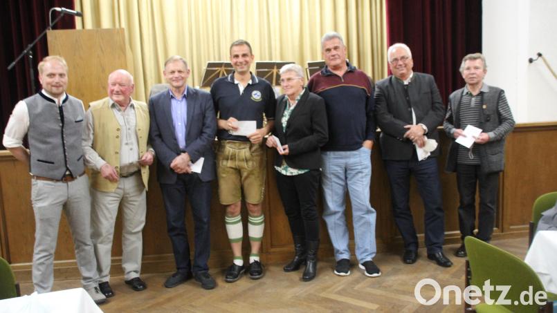 Seit Jahren verhelfen diese Sportabzeichenprüfer durch intensives Training Hobbysportlern zum Abzeichen. An diesem Abend übergab Manfred Schwander (Zweiter von links) die Leitung dieser Sportabzeichenaktion an André Naumann (Vierter von links). Den langjährigen Einsatz Schwanders würdigte KSK-Vor-sitzender Christian Schießl (links). Bild: frd