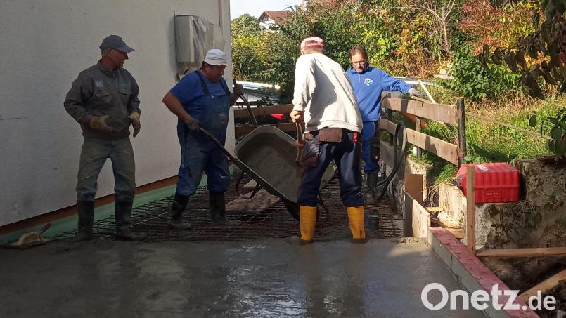 Die Mitglieder der SRK Thanstein legen sich bei den Arbeiten am Vereinsheim mächtig ins Zeug. Bild: dl