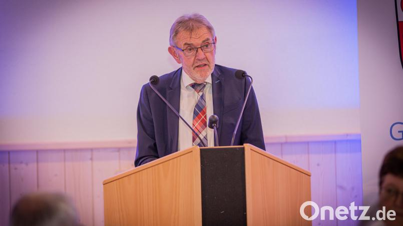 Altbürgermeister Josef Etterer dankte in seiner Rede vor allem den Mitarbeitern während seiner Zeit als Kastler Gemeindeoberhaupt. Bild: jsa