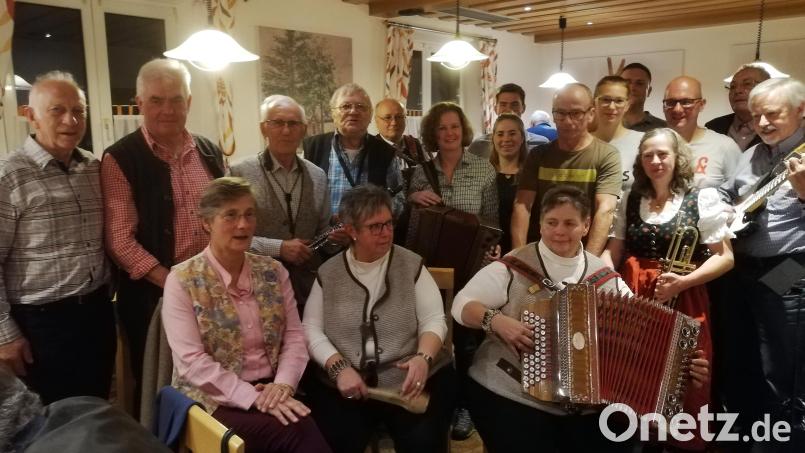 Prächtige Stimmung, prächtige Stimmen. Beides garantierte der Musikantenstammtisch in Kaltenbrunn um Organisator Alfons Fehlner (links) Bild: gmü