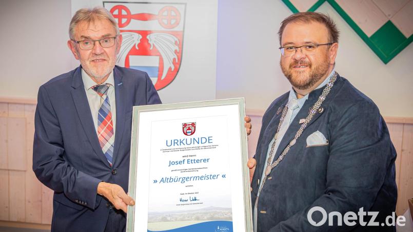Altbürgermeister Josef Etterer mit seinem Nachfolger Hans Walter Bild: jsa