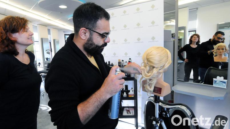 Zufrieden blickt Hairstar-Inhaberin Beate Tran ihrem Schützling Salim Abo Harash beim Erstellen eines Haarteils für die Meisterschule über die Schulter. Der anerkannte Asylbewerber soll voraussichtlich nächstes Jahr ihr Stammgeschäft an der Hockermühlstraße führen. Bild: Stephan Huber