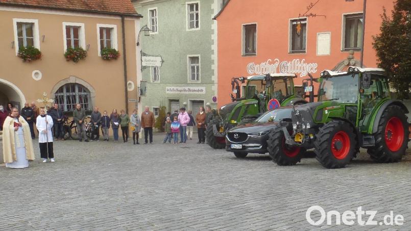 Pfarrer Markus Urban segnete auf dem Schwarzhofener Marktplatz die Fahrzeuge und bat um Rücksichtnahme im Straßenverkehr. Bild: mad