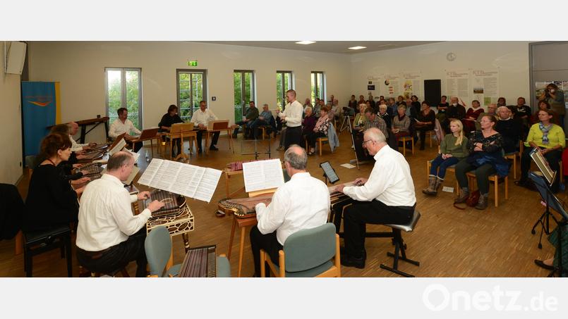 Das Zitherorchester Ostbayern unter Leitung von Johannes Schubert begeisterte beim Konzert an der KTB. Bild: bey