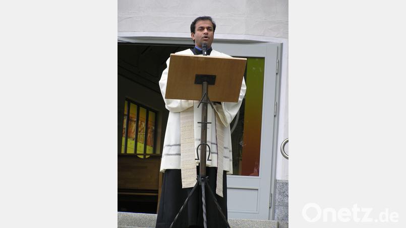 Pfarrer Anish George aus Ebnath zelebrierte anlässlich der Weihe des Generationenplatzes in Schwarzenreuth eine Andacht vor der Auferstehungskapelle. Bild: öt