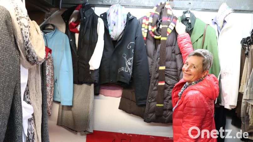 Die dicke Jacke und der Schal passen gut zusammen und warten auf eine Kundin. Christine Lier eröffnete im Ökumenischen Kleiderladen die Wintersaison. Bild: cog
