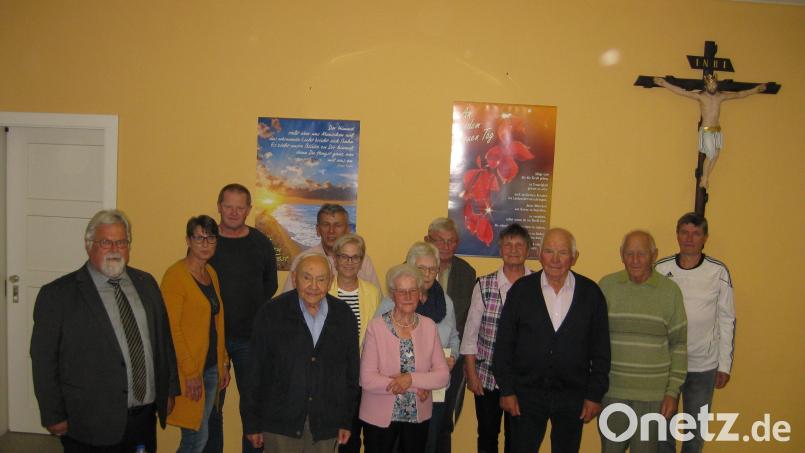 Die Treue zur KAB ist legendär. In Oberwildenau wurden drei Mitglieder sogar für 60-jährige Zugehörigkeit geehrt. Bild: Karl Troidl/exb