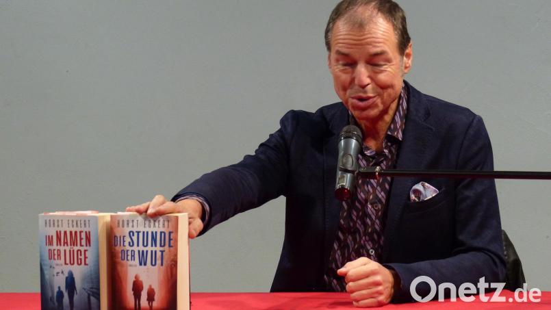 Autor Horst Eckert stellt einem zwar kleinen, aber umso mehr aufmerksam zuhörenden Publikum sein neuestes Werk vor. Bild: hme