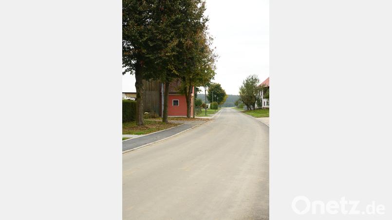 Im Zuge der Dorfsanierung wurde die Durchgangsstraße ausgebaut und Gehwege anlegt. Bild: bey