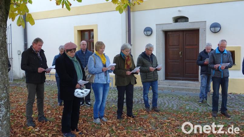 Bei einem meditativen Spaziergang machten die Gläubigen der Pfarrei Pfreimd an verschiedenen Mariendarstellungen im Stadtgebiet Station. Bild: hir