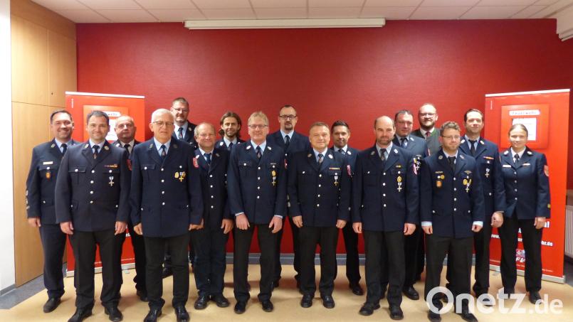 Die Geehrten Feuerwehrkameraden mit den Führungskräften, Landrat Andreas Meier und Bürgermeister Sebastian Hartl. Bild: hme