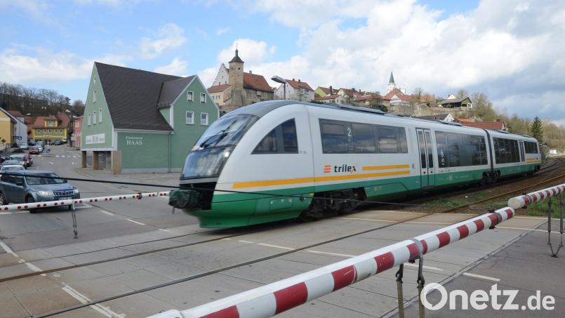 Nix geht mehr in der Allerheiligen-Woche: Am Dienstag, 2. November, wird der Bahnübergang Nabburg für mindestens einen Tag gesperrt. Archivbild: Petra Hartl