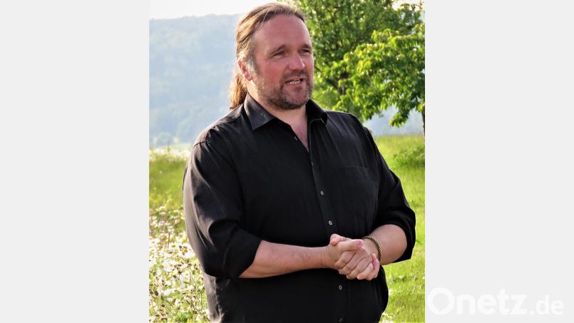 Theatergruppenleiter und Regisseur Bernhard Neumann freut sich auf zahlreiche Teilnehmerinnen und Teilnehmer bei den Workshops rund ums Theater. Bild: ubb