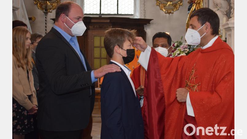 Domkapitular Monsignore Thomas Pinzer spendete 45 Firmlingen der Pfarrei Pfreimd und 15 Firmlingen der Pfarreingemeinschaft Trausnitz/Weihern/Hohentreswitz das Sakrament der Firmung. Bild: bnr