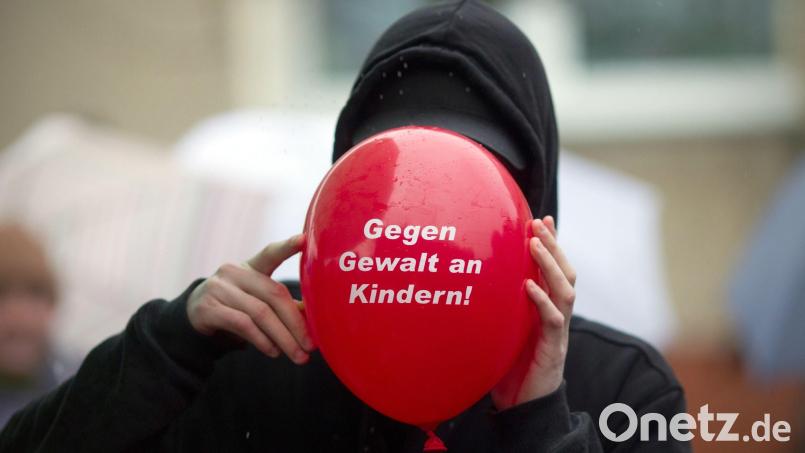 Einen Luftballon mit der Aufschrift „Gegen Gewalt an Kindern!“. Symbolbild: Jens Wolf/dpa