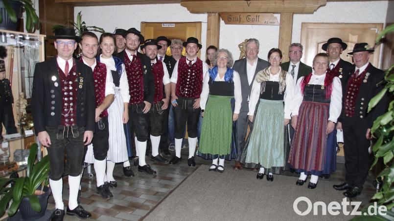 Der neugewählte Ausschuss des Heimat- und Trachtenvereins Stamm 1921 Sulzbach-Rosenberg mit dem alten und neuen Vorsitzenden Christian Steger (Zweiter von rechts). Bild: müb