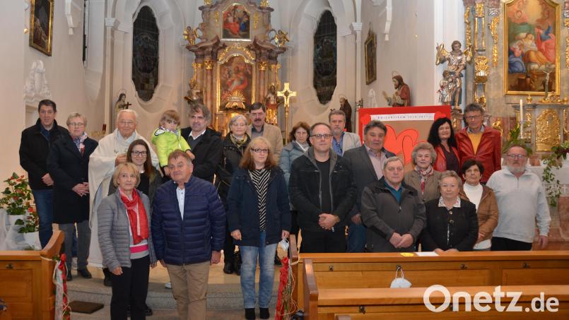 Am Samstag feierten die Jubelpaare des laufenden Jahres mit Pfarrer Gerhard Schmidt (Dritter von links) ihre gemeinsame Zeit. Bild: dob