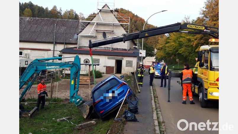 In gefährliche Schieflage endete die Unfallfahrt einer 65-Jährigen bei Hirschbach: Ein Kran, der zufällig in der Nähe war, sicherte das Auto bis zur Bergung. Bild: lei