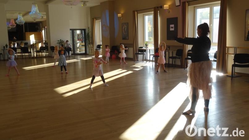Funkelnde Kronleuchter, Boogie-Woogie, Blues: Der Heldrich-Saal in Rosenberg mit seinen 200 Quadratmetern Fläche ist der perfekte Ort für kleine und große Tänzer. Der Nachmittag ist in der Tanzschule Walter für die Früherziehung der Vorschulkinder reserviert. Bild: hka
