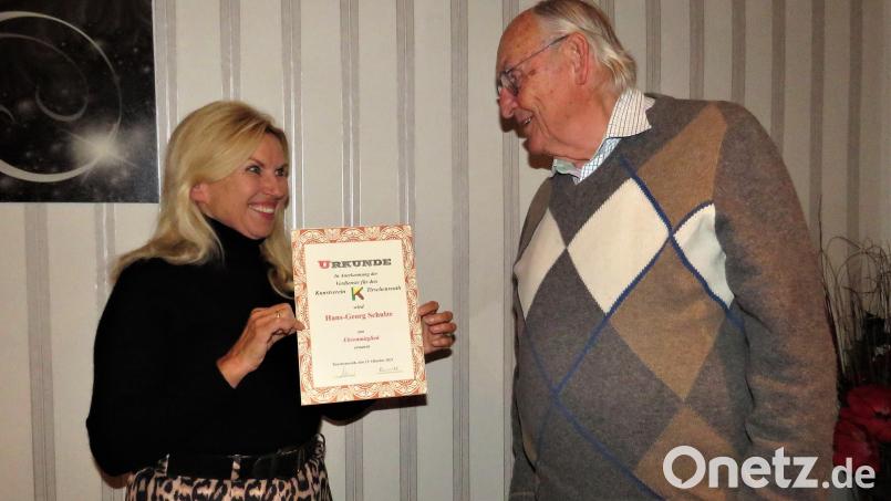 KVT-Vorsitzende Petra Schicker überreichte Hans-Geog Schulze mit viel Freude die Urkunde. Schulze ist damit das erste Ehrenmitglied im Kunstverein Tirschenreuth. Bild: ubb