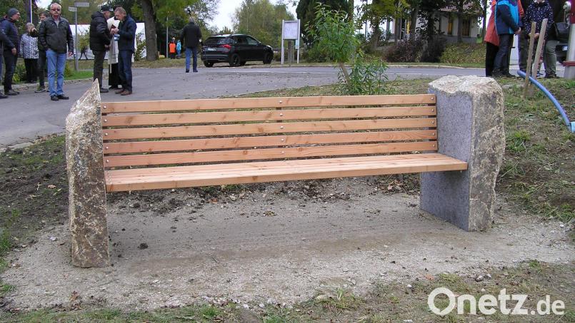 Auf dem Generationenplatz in Schwarzenreuth lädt eine Bank mit granitenen Wangen und hölzerner Sitzfläche und Lehne Jung und Alt zum Verweilen ein. Bild: öt