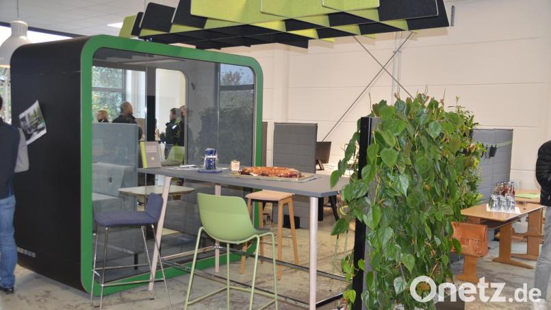 Zum Open-Space-Raum gehört auch eine schalldichte Gesprächskabine. Bild: ak